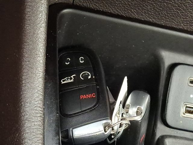 Used 2017 Jeep Cherokee Overland w/ Technology Group FWD image 19