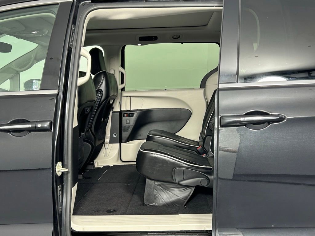 Used 2023 Chrysler Pacifica Limited FWD image 17
