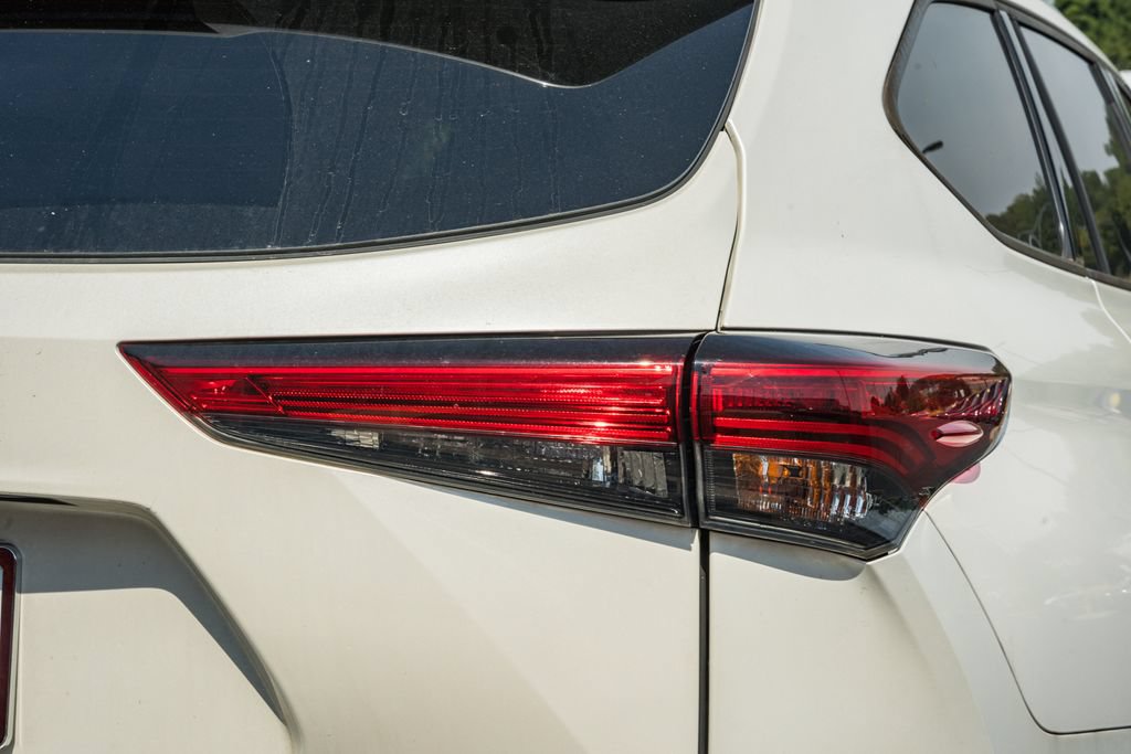Used 2021 Toyota Highlander XSE AWD/4WD image 6