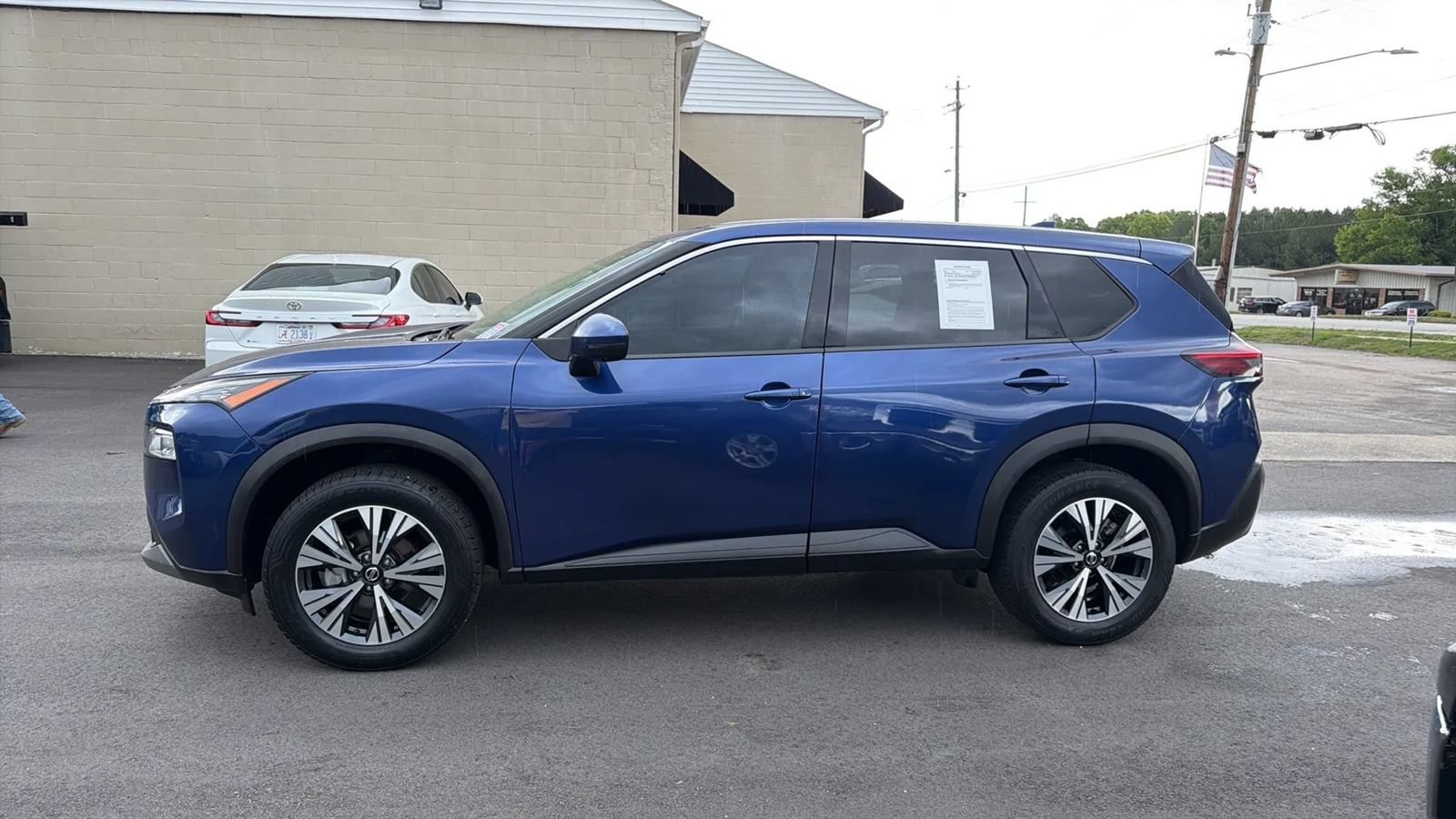 Used 2021 Nissan Rogue SV FWD image 2