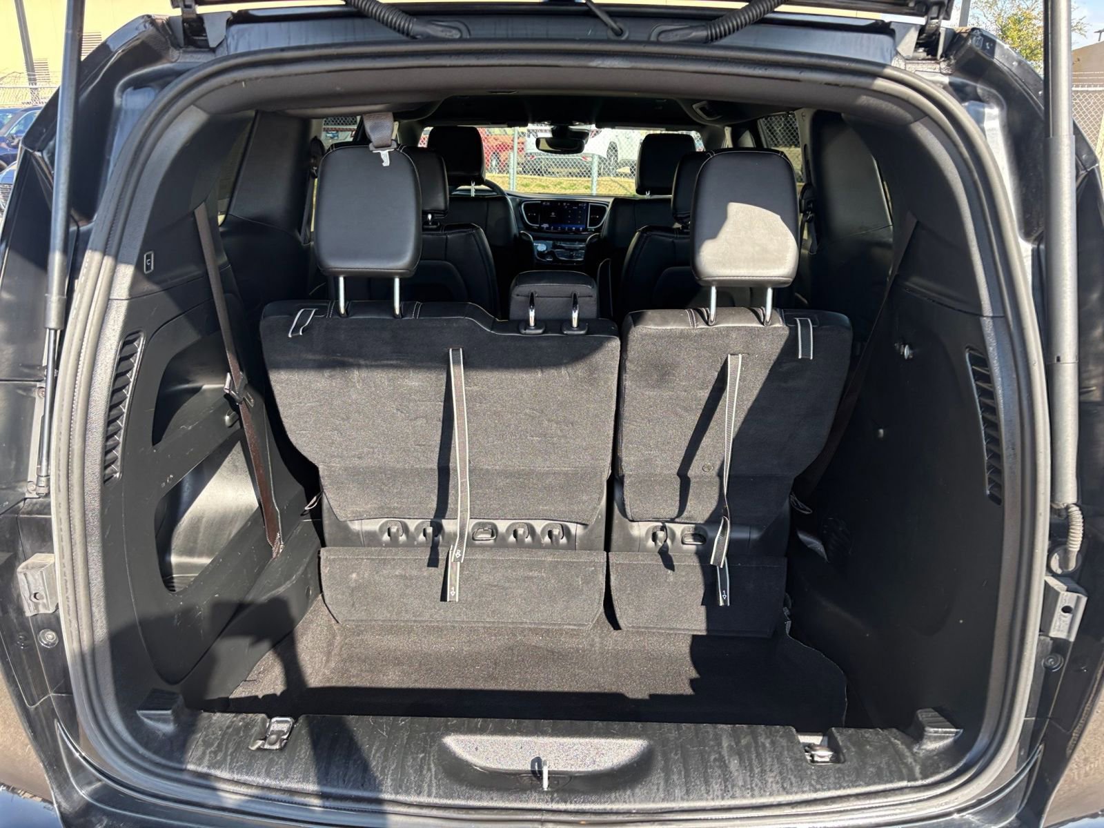 Used 2025 Chrysler Pacifica Select image 34