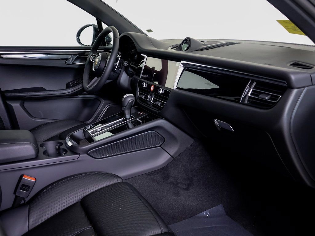 Used 2026 Porsche Macan AWD/4WD image 7