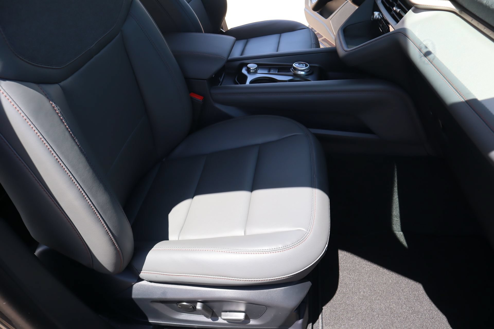 New 2026 Ford Explorer Active w/ Active Comfort Package AWD/4WD image 15