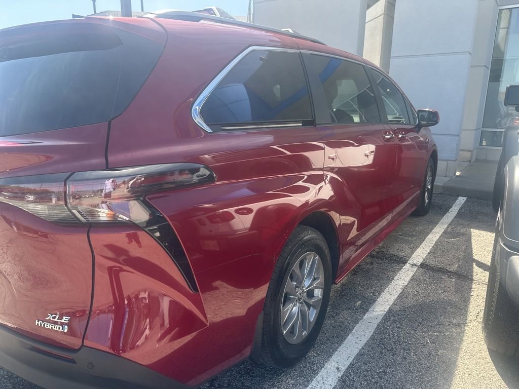 Used 2024 Toyota Sienna XLE w/ XLE Plus Package AWD/4WD image 4