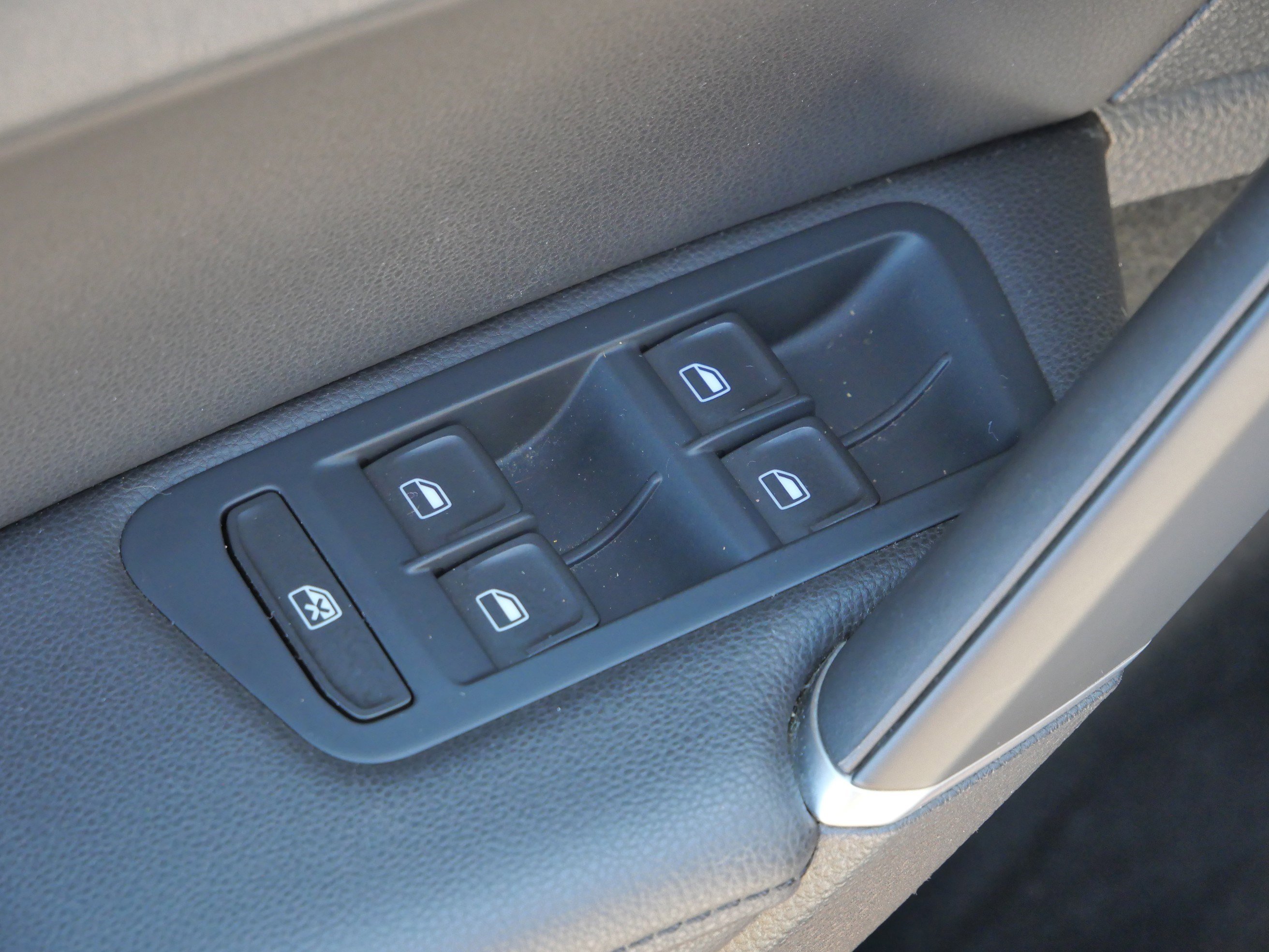 Used 2015 Volkswagen e-Golf SEL Premium image 19