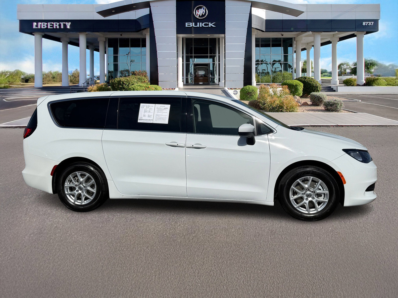 Used 2022 Chrysler Voyager LX image 2