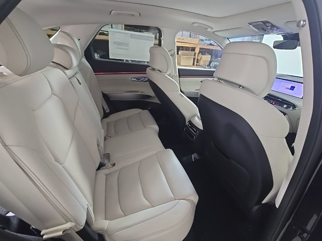 New 2027 Genesis GV70 2.5T Select AWD/4WD image 28