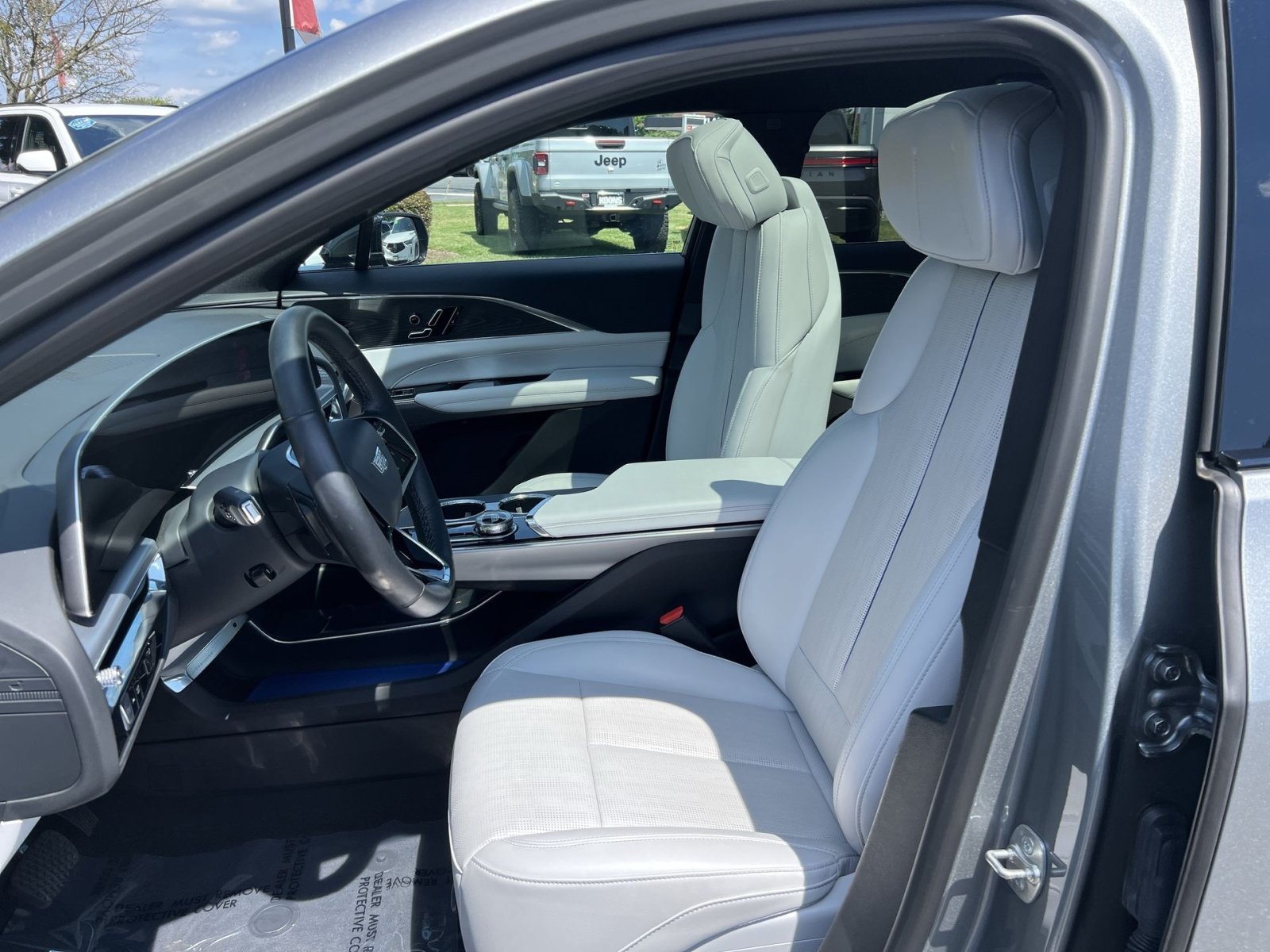 Used 2024 Cadillac Lyriq Luxury AWD/4WD image 13