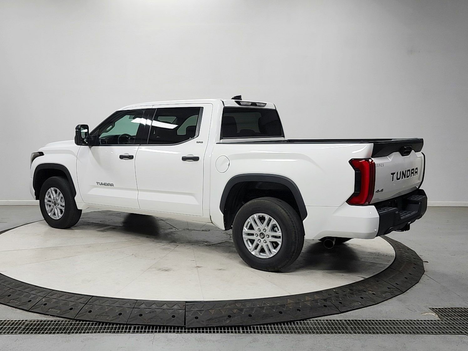 Used 2022 Toyota Tundra SR5 w/ SR5 Convenience Package AWD/4WD image 5