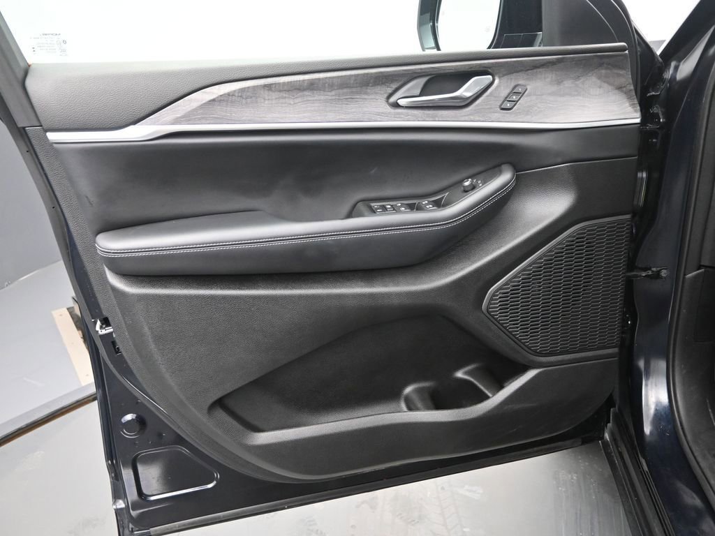 Used 2024 Jeep Grand Cherokee Limited w/ Luxury Tech Group II image 12