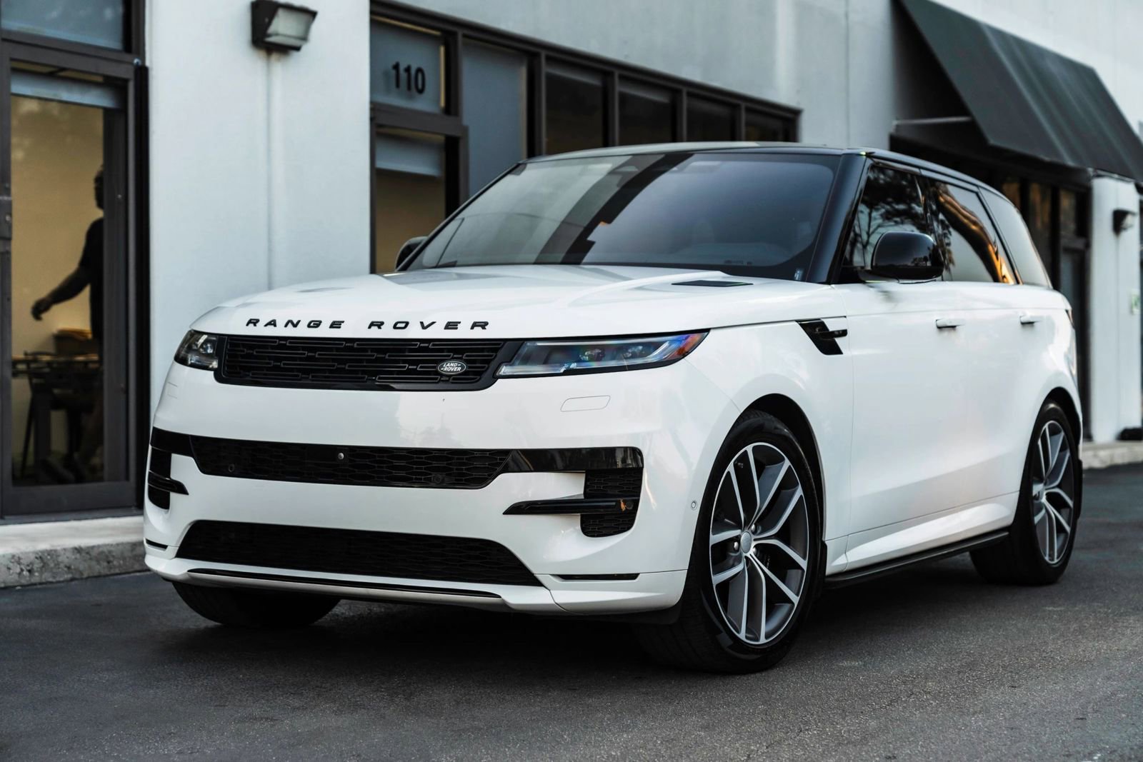 Used 2023 Land Rover Range Rover Sport SE Dynamic AWD/4WD image 3