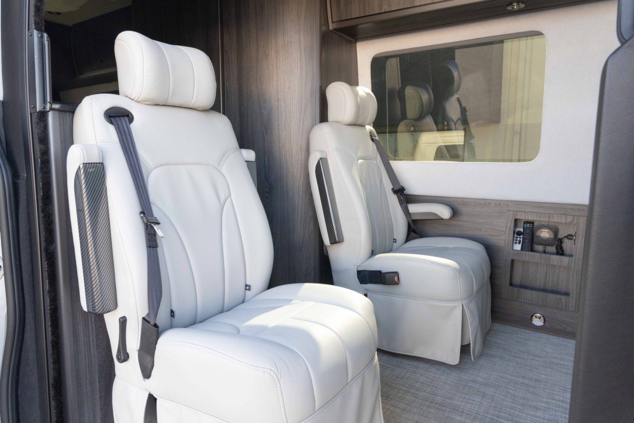 Used 2019 Mercedes-Benz Sprinter 170 image 2