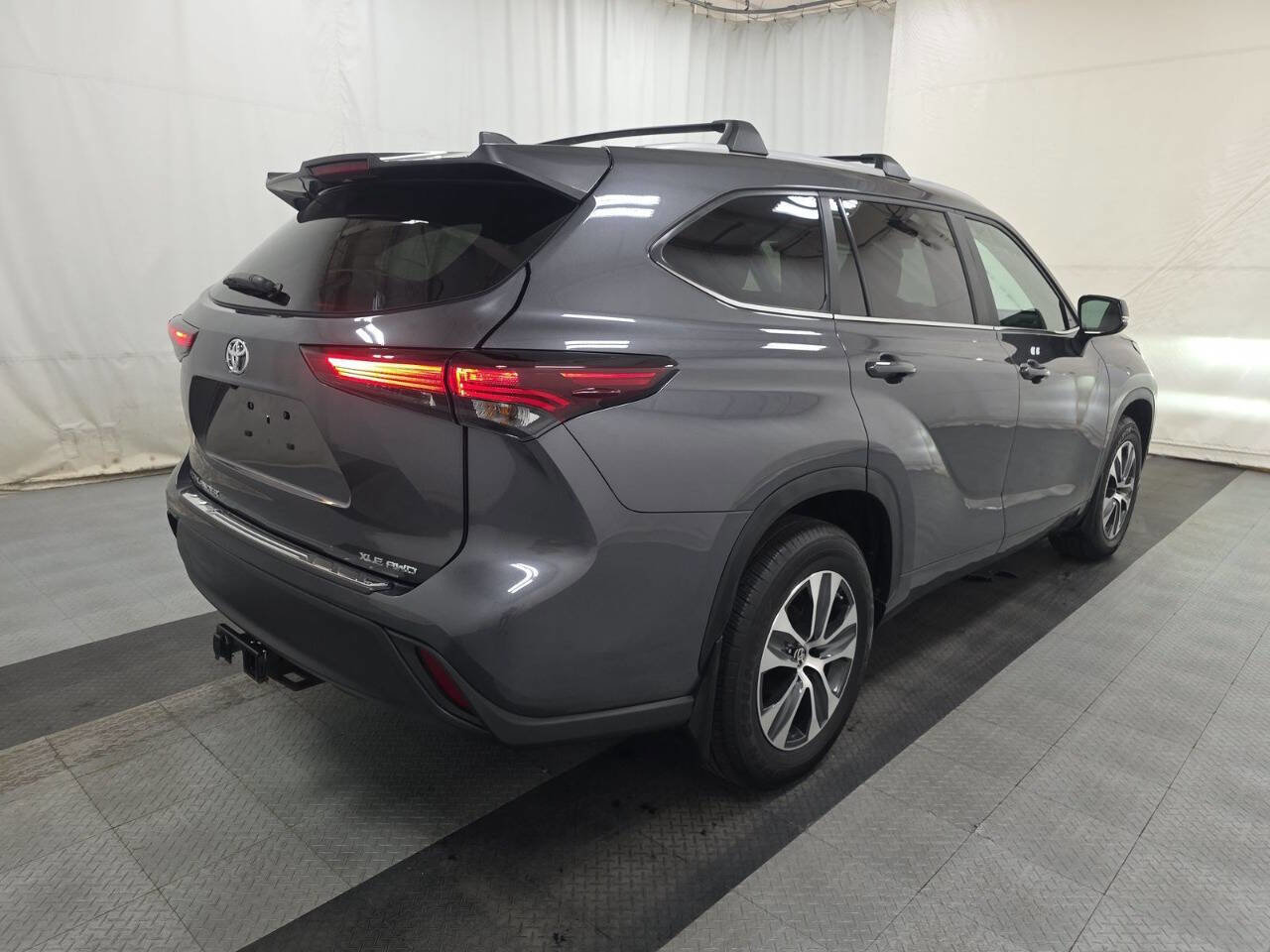 Used 2024 Toyota Highlander XLE image 4