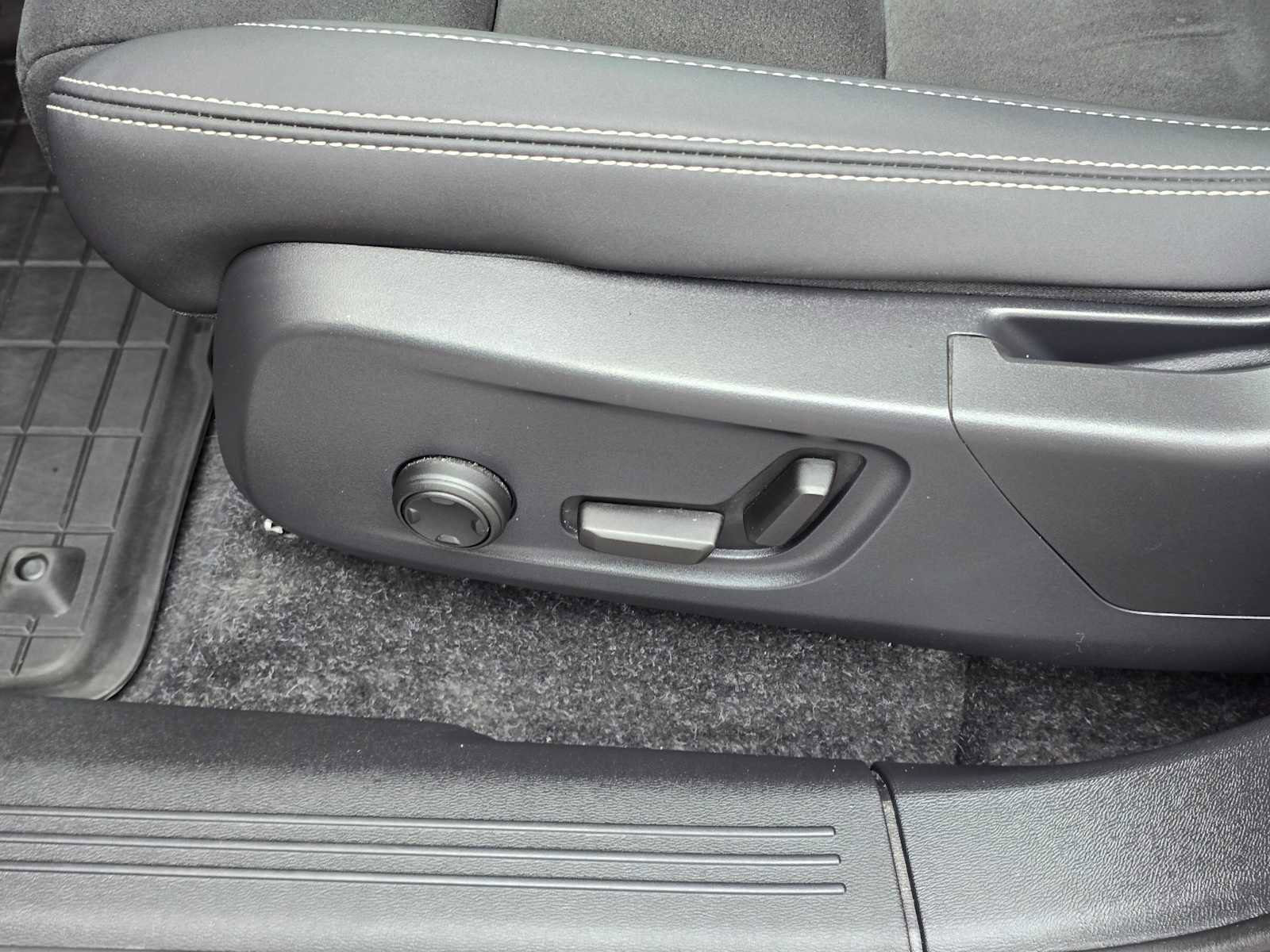 Certified 2023 Volvo C40 P8 Recharge Ultimate w/ Protection Package Premier AWD/4WD image 25