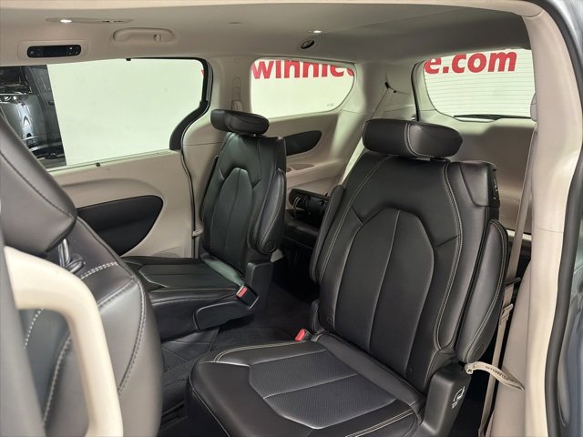 Used 2023 Chrysler Pacifica Touring-L image 13