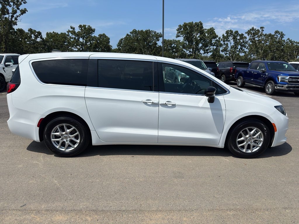 Used 2025 Chrysler Voyager LX FWD image 4