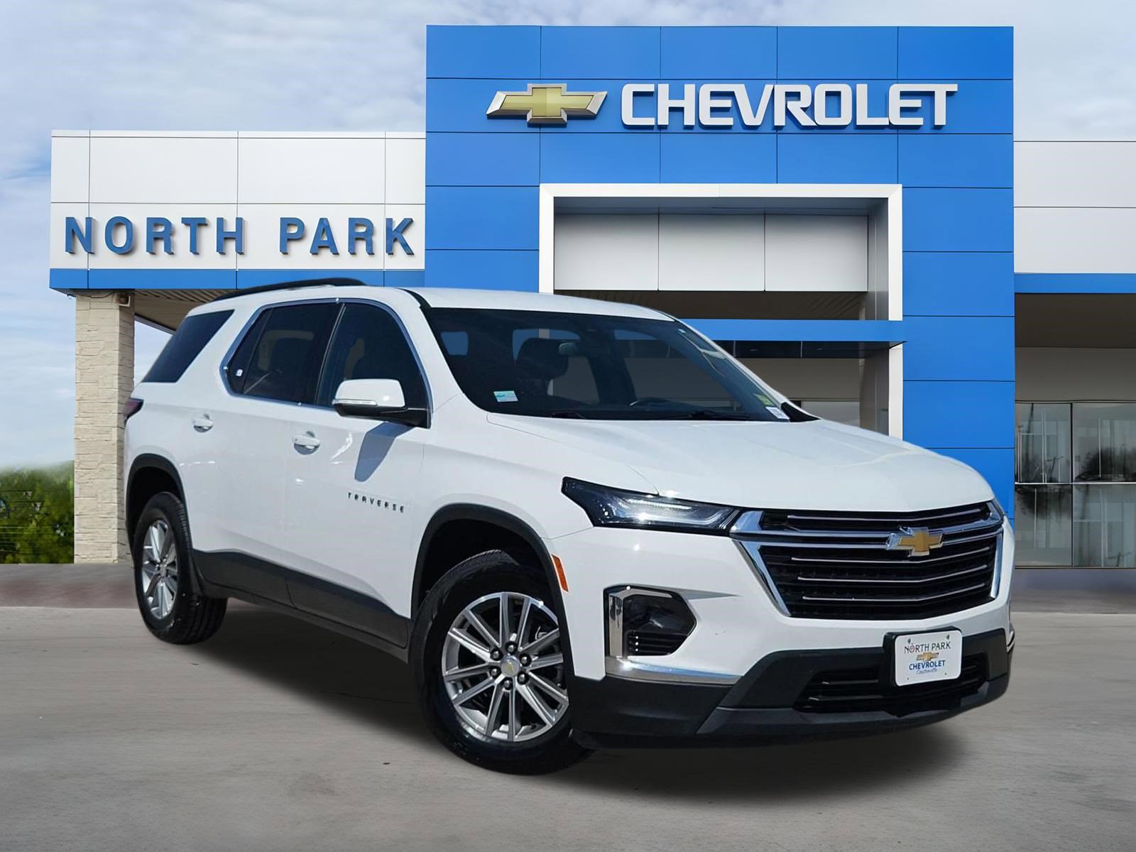 Used 2023 Chevrolet Traverse LT image 1