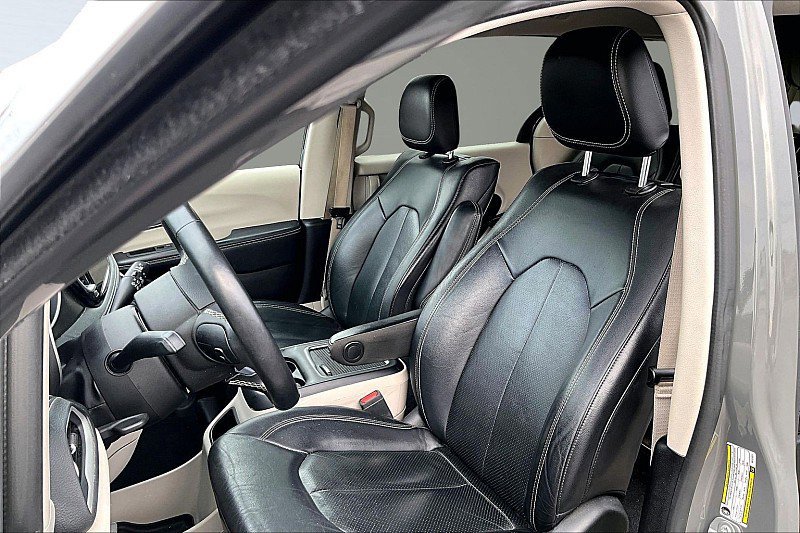 Used 2022 Chrysler Pacifica Touring-L w/ Uconnect Theater Family Group image 25