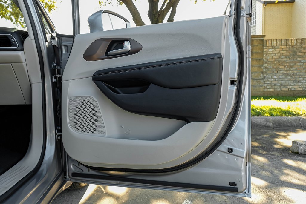 Used 2019 Chrysler Pacifica Touring-L image 55