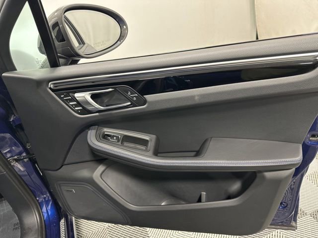 Used 2023 Porsche Macan Turbo AWD/4WD image 32