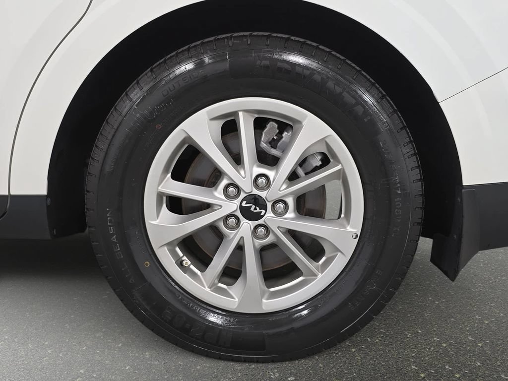 Used 2022 Kia Carnival LX FWD image 26