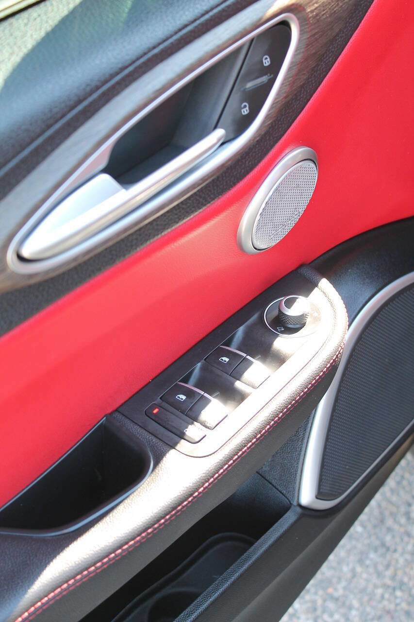 Used 2019 Alfa Romeo Giulia Ti w/ Nero Edizione image 12