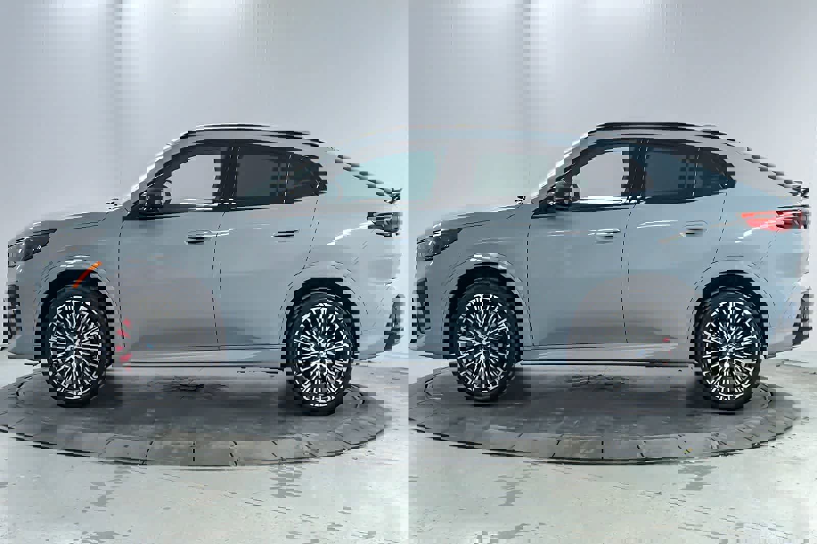 Used 2025 BMW X2 xDrive28i w/ M Sport Package image 5