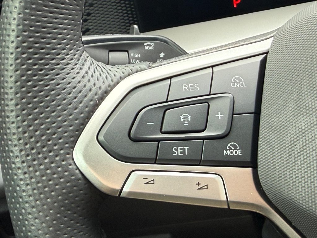 Used 2025 Volkswagen Tiguan SE R-Line AWD/4WD image 15