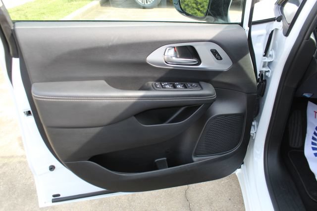 Used 2025 Chrysler Pacifica Limited FWD image 9