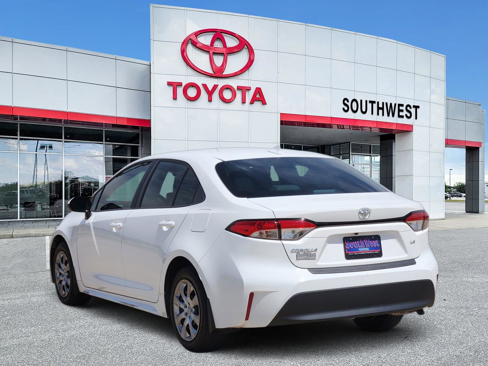 Used 2023 Toyota Corolla LE image 4