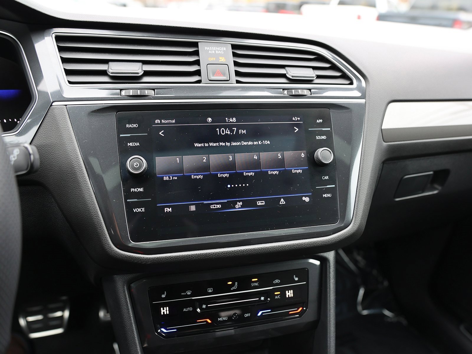 Used 2024 Volkswagen Tiguan SE R-Line image 23