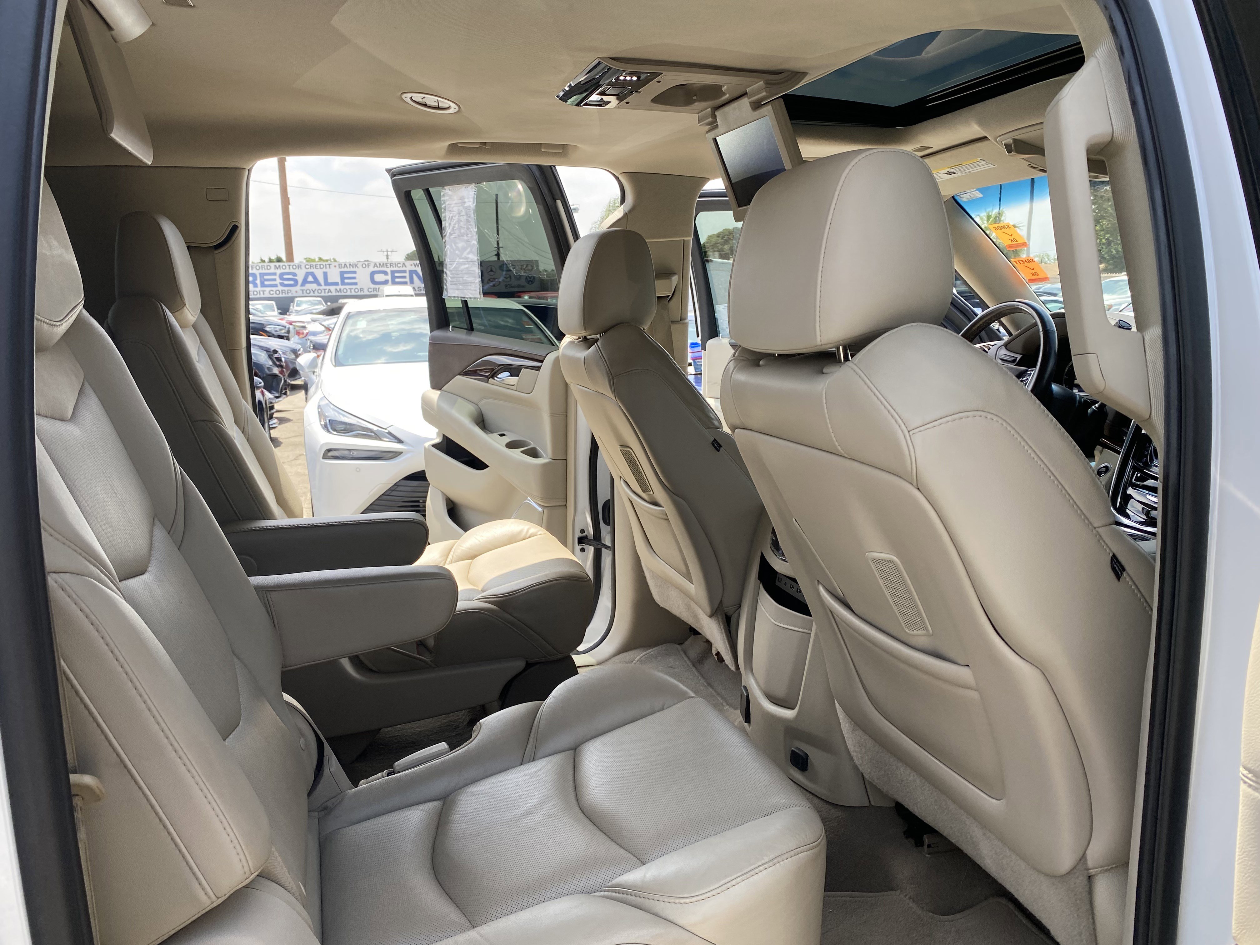 Used 2017 Cadillac Escalade ESV Premium Luxury RWD image 25
