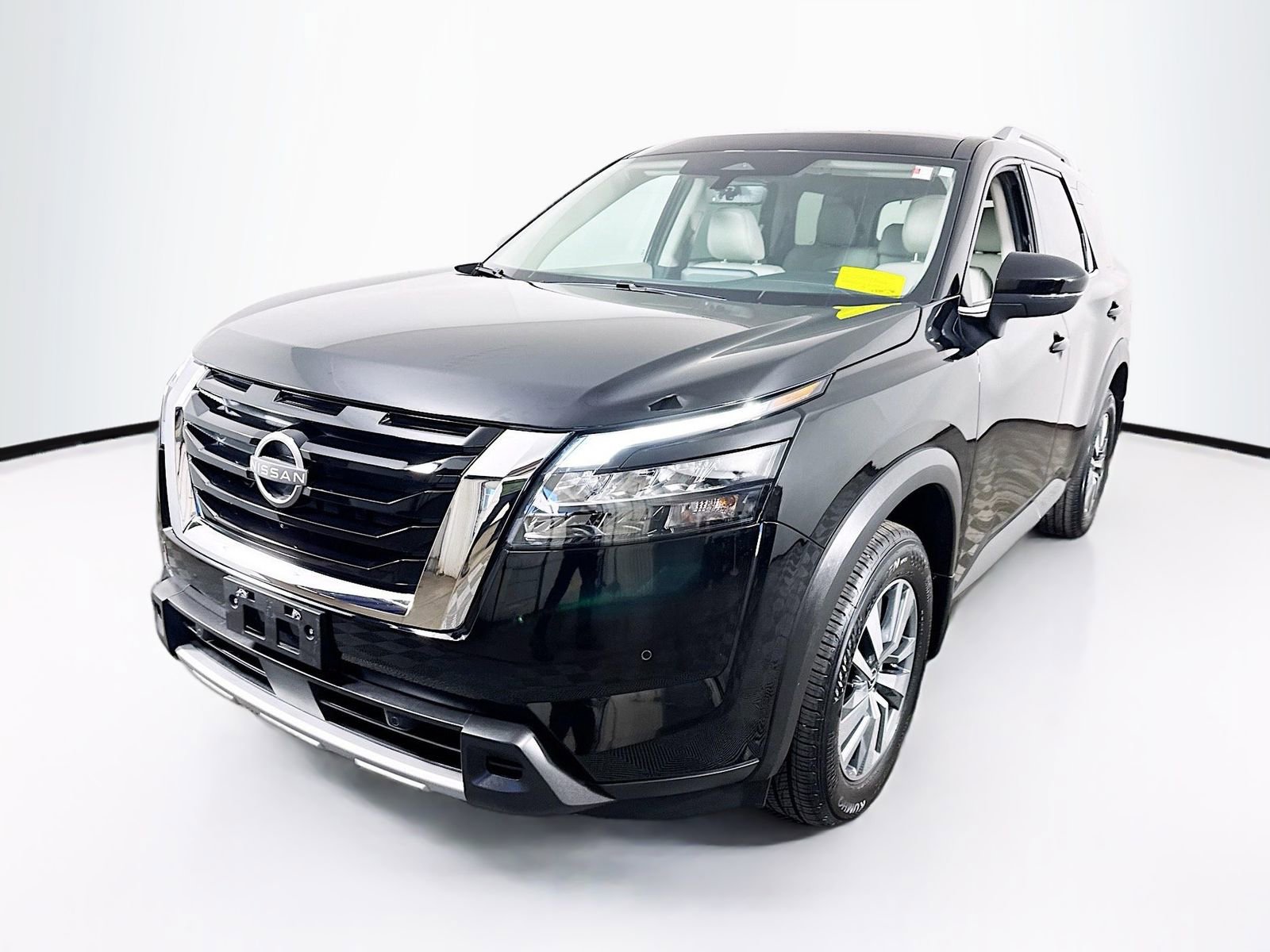 Used 2025 Nissan Pathfinder SL w/ Cargo Package image 3