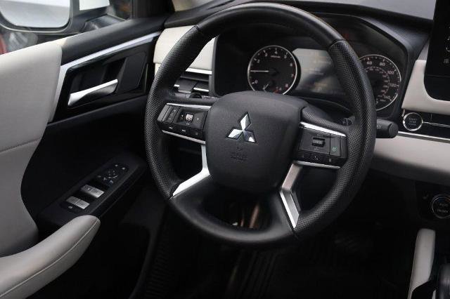 Used 2025 Mitsubishi Outlander AWD image 25