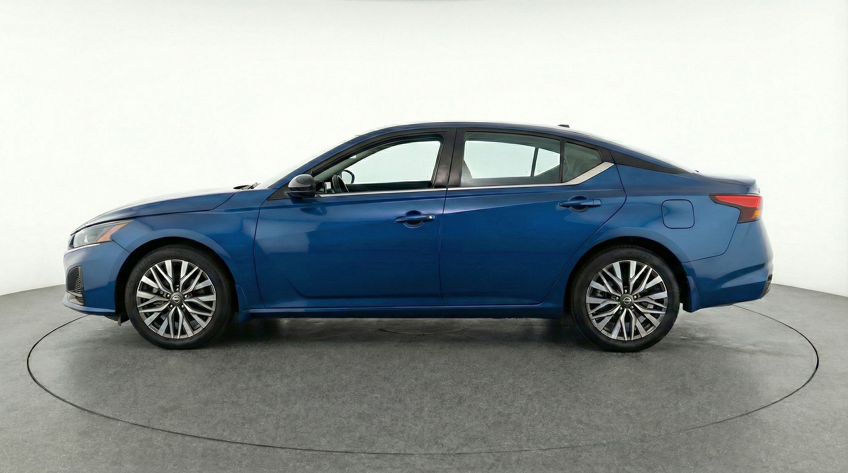 Used 2025 Nissan Altima 2.5 SV FWD image 5