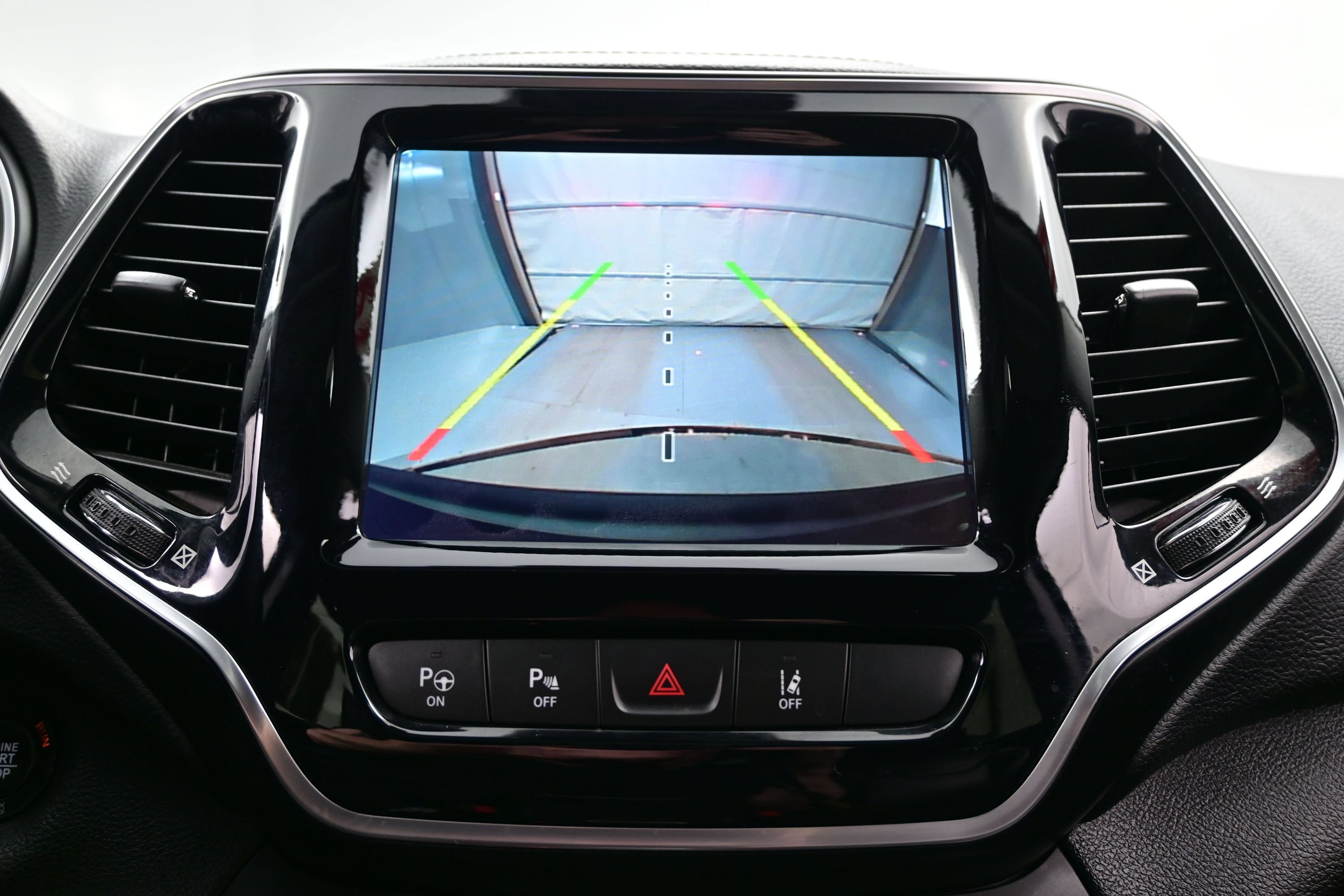 Used 2019 Jeep Cherokee Limited w/ Luxury Group AWD/4WD image 19