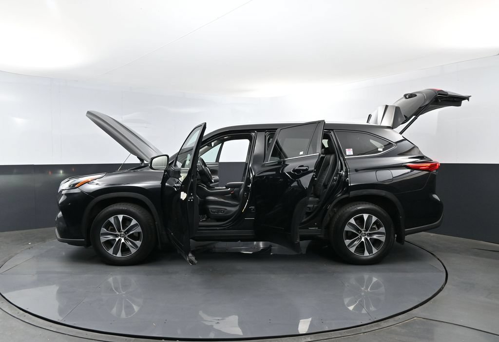 Used 2023 Toyota Highlander XLE AWD/4WD image 32