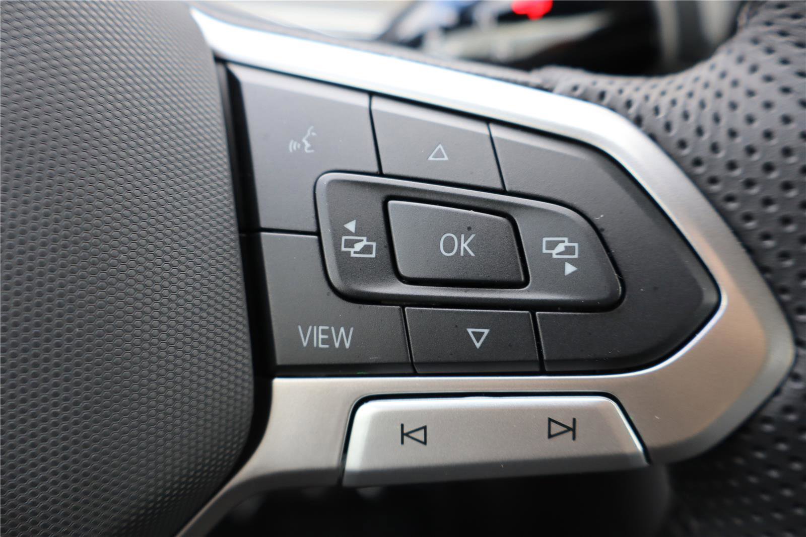 New 2026 Volkswagen Tiguan SE R-Line image 17