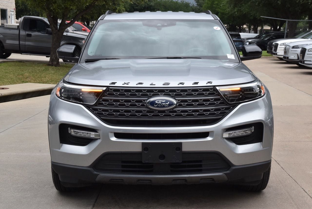 Used 2023 Ford Explorer XLT w/ Equipment Group 202A RWD image 3