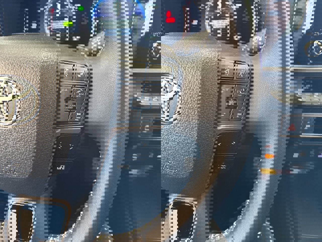 Used 2025 Toyota Camry SE w/ Convenience Package image 19