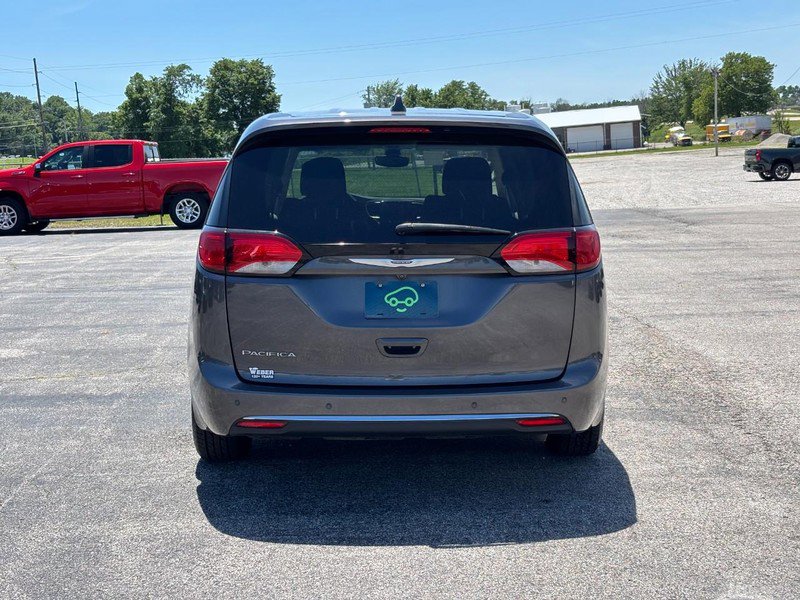 Used 2020 Chrysler Pacifica Touring FWD image 4