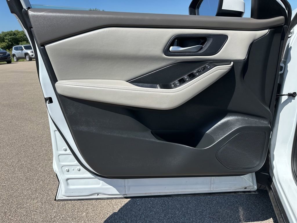 Used 2024 Nissan Rogue SV image 20