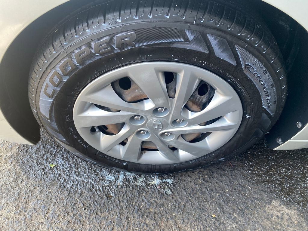 Used 2017 Hyundai Elantra SE FWD image 9