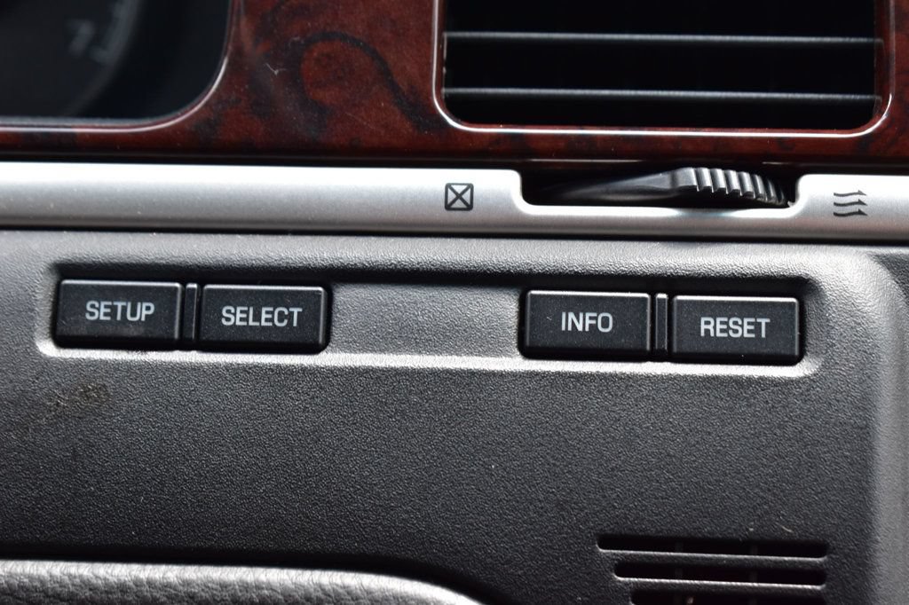 Used 2007 Lincoln Town Car Executive RWD image 39