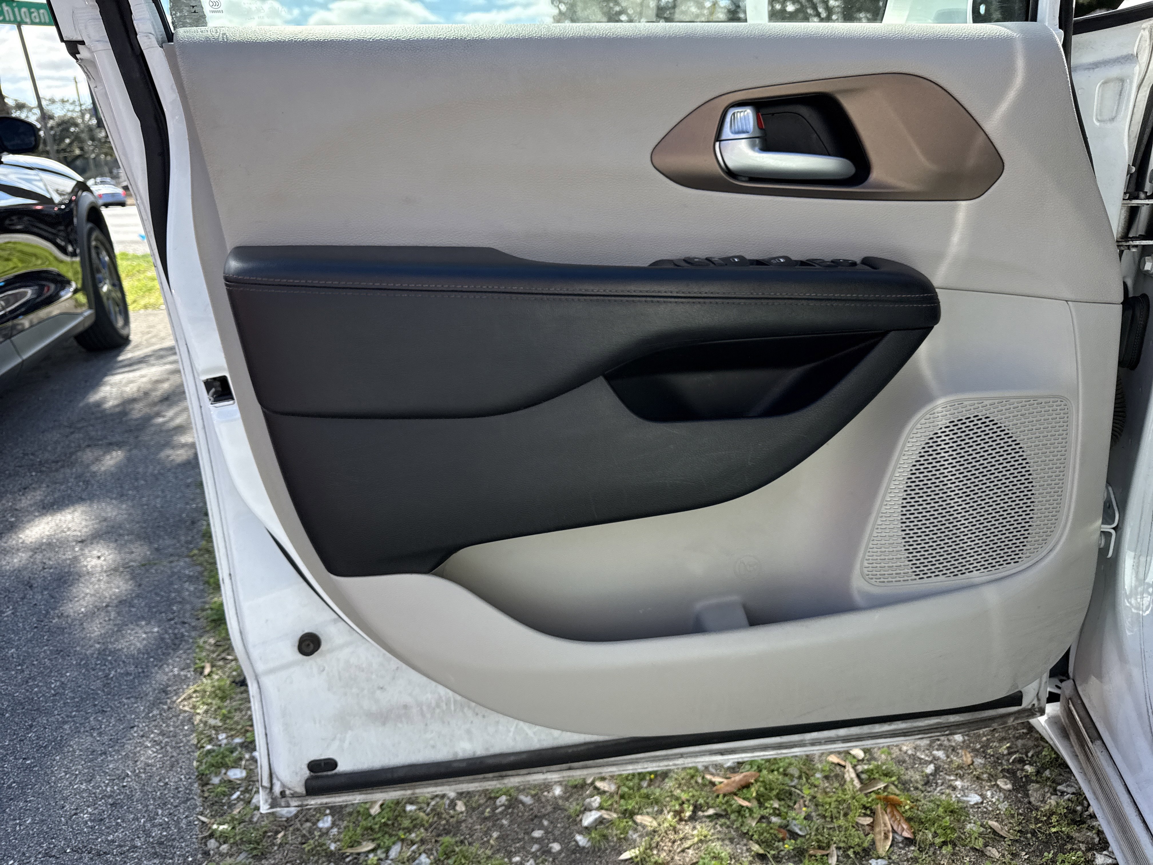 Used 2018 Chrysler Pacifica Touring Plus w/ Tire & Wheel Group image 24