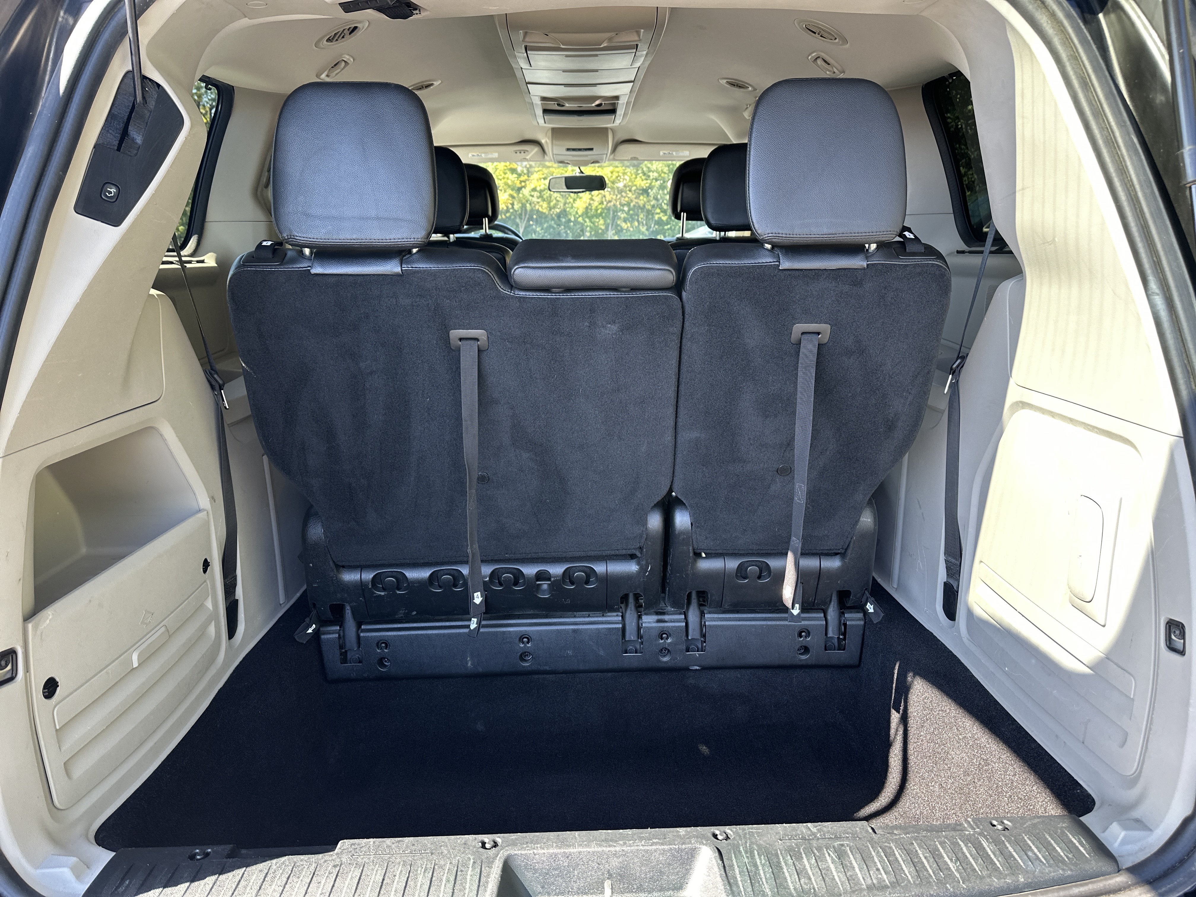 Used 2015 Chrysler Town & Country Touring w/ Driver Convenience Group FWD image 29