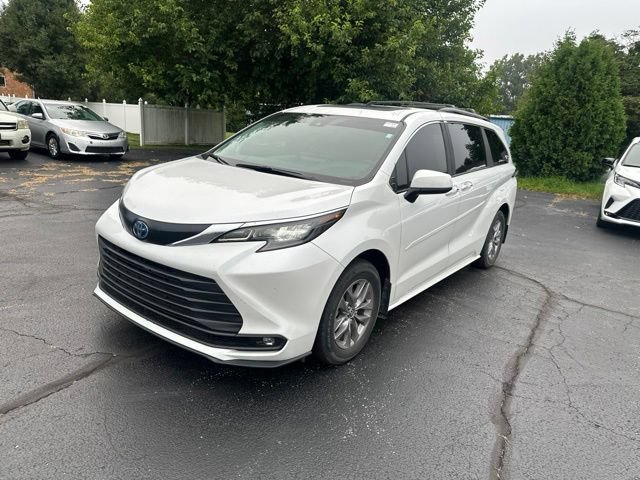 Used 2025 Toyota Sienna XLE w/ XLE Plus Package FWD image 3