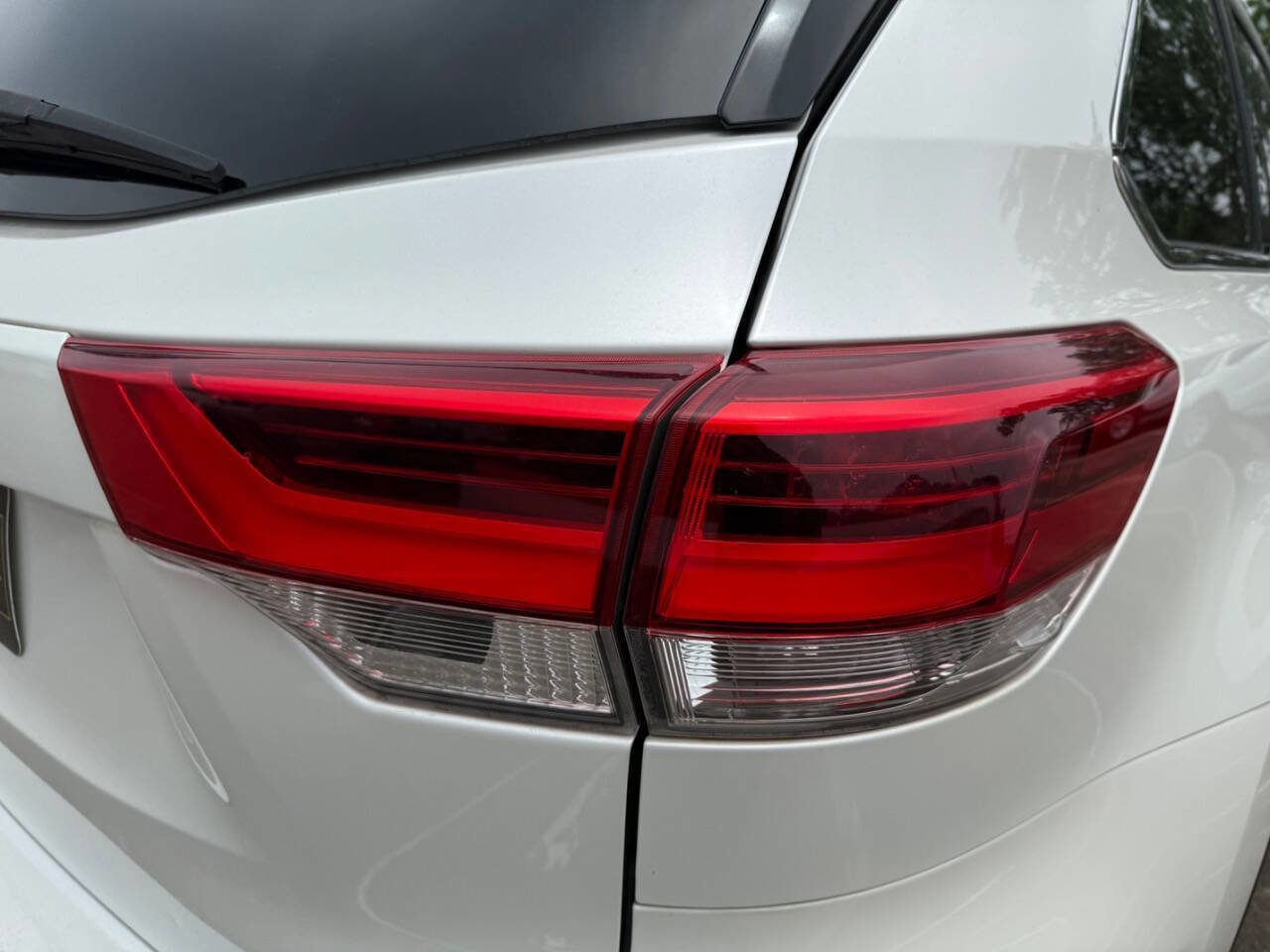 Used 2019 Toyota Highlander XLE FWD image 15