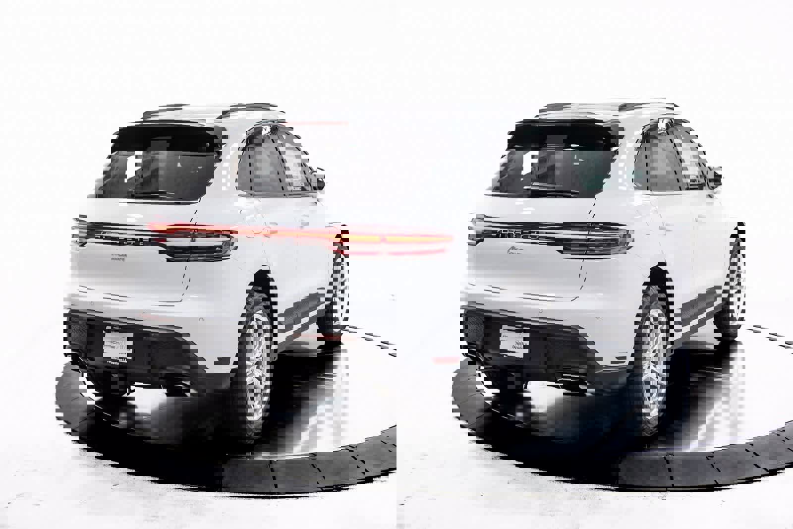 Certified 2025 Porsche Macan image 7