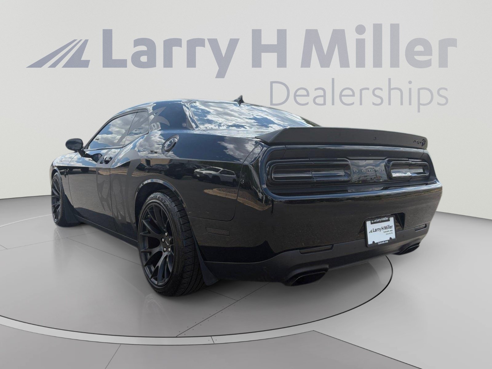 Used 2016 Dodge Challenger SRT Hellcat RWD image 3